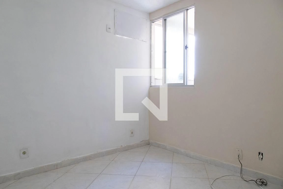 Unfurnished 1-bedroom apartment with a glass shower — photo 18