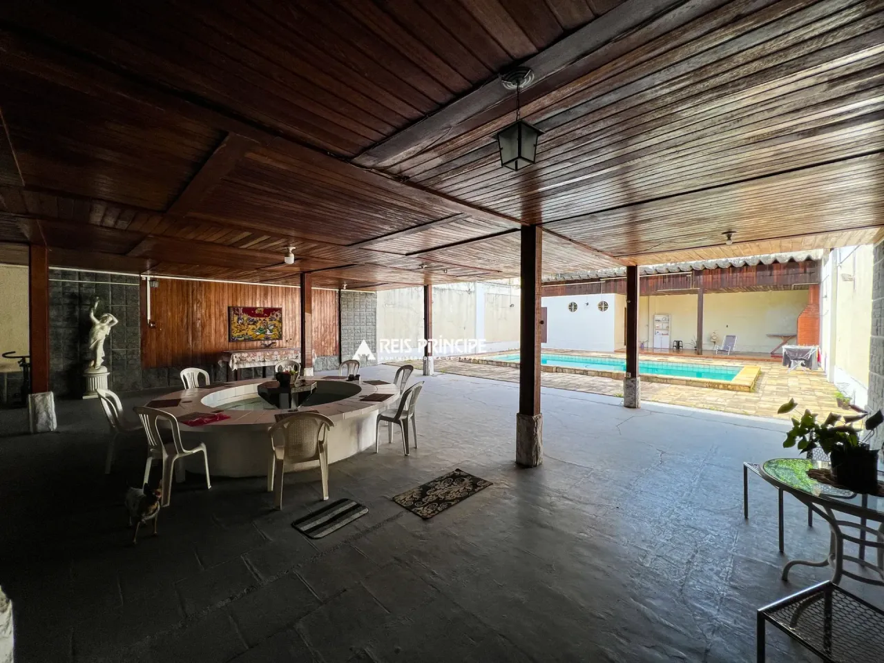 House with 4 bedrooms and a gas stove kitchen — photo 3
