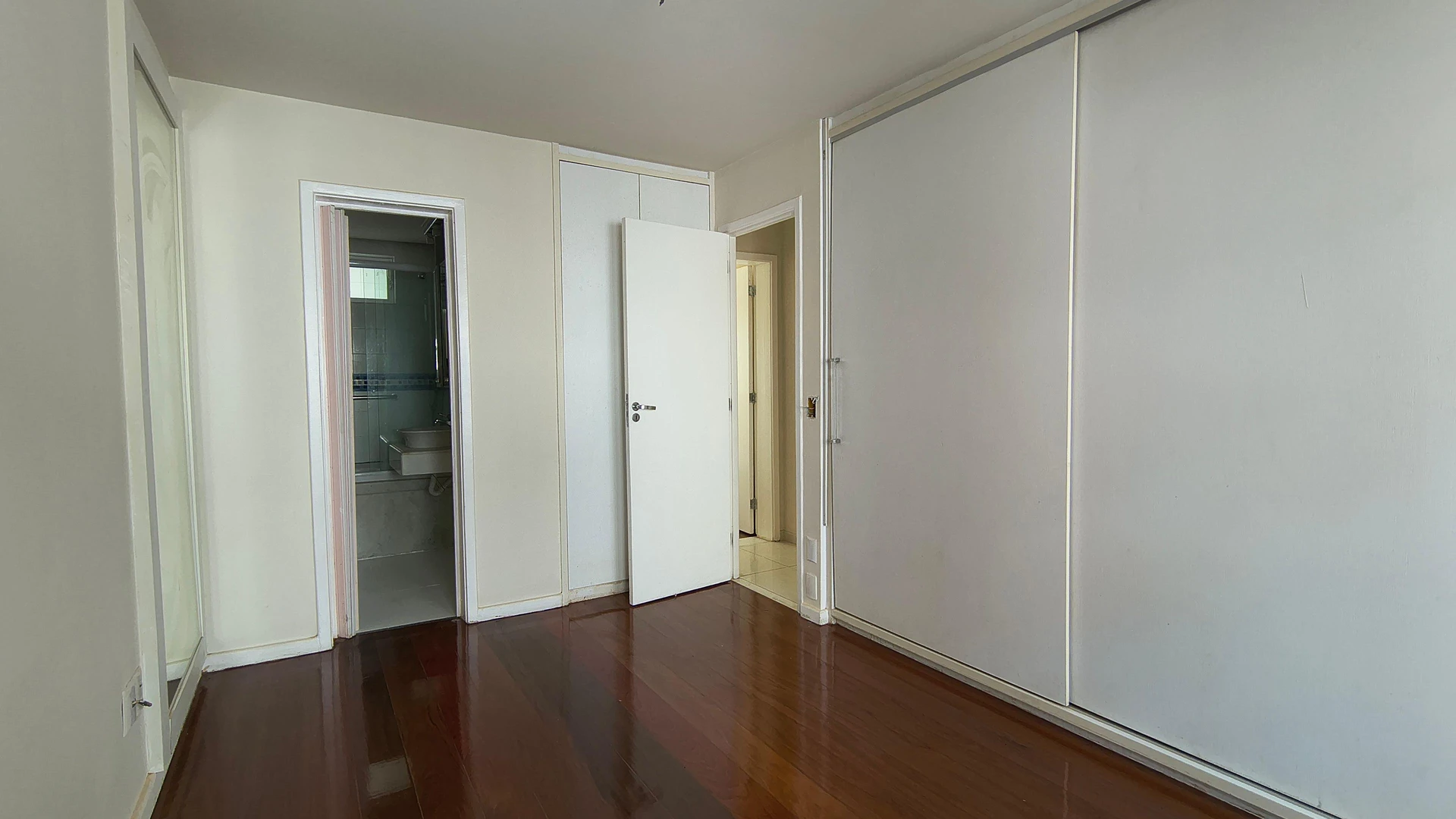 Apartment with 3 en-suite bedrooms and 5 baths, 2 parking — photo 8