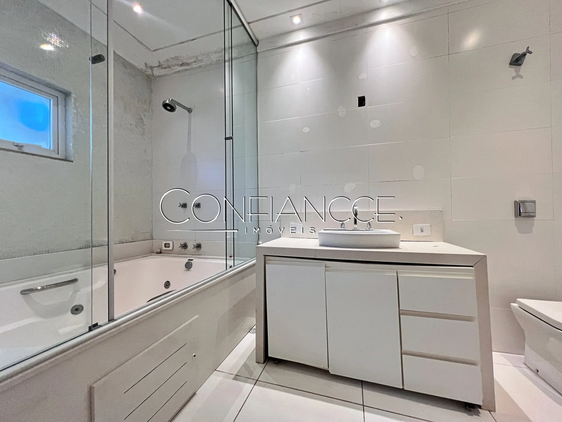 House with open-plan kitchen and 5 bedrooms and 5 baths — photo 30