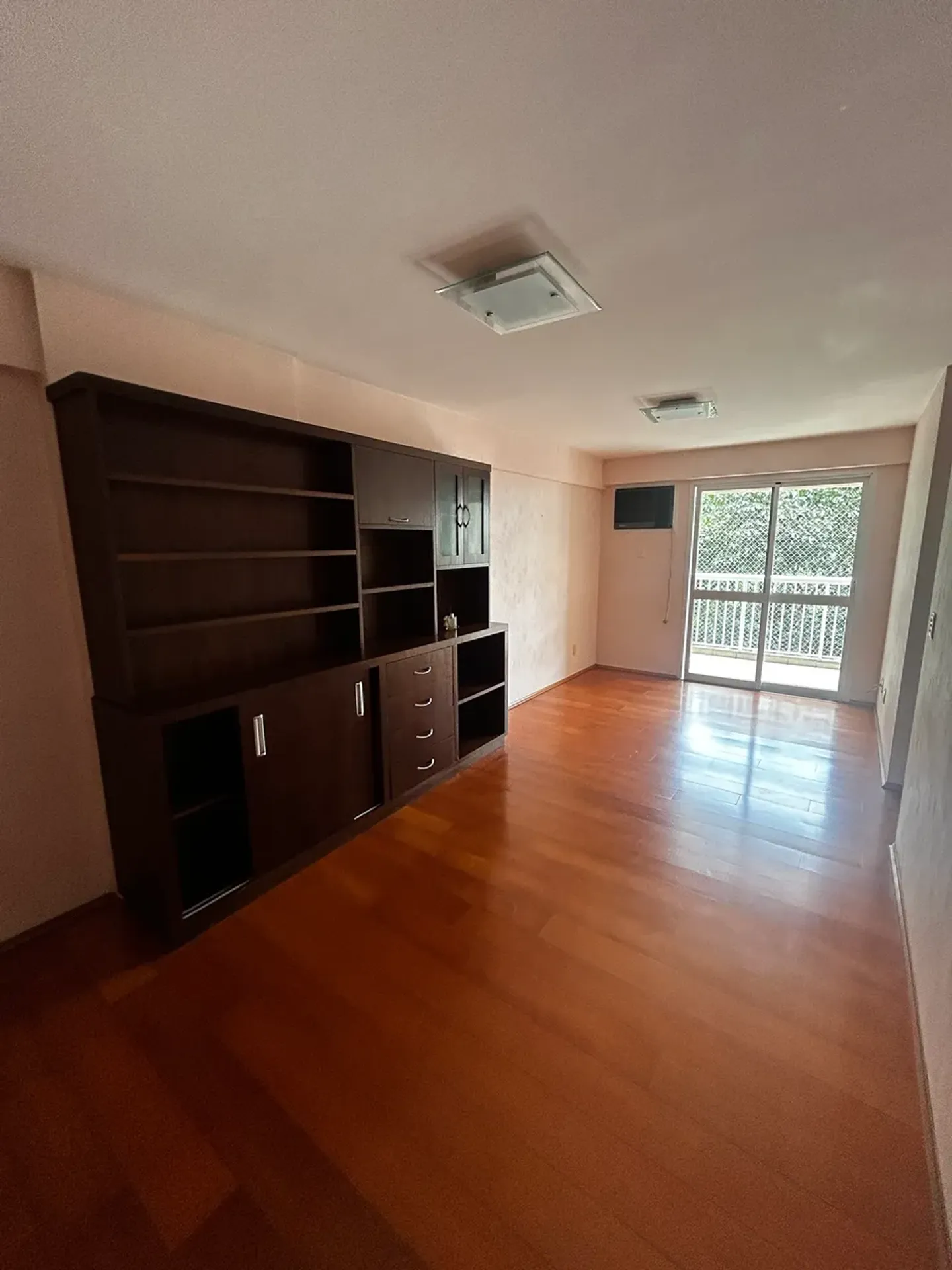 Glass-enclosed balcony in a 3-bedroom apartment, 100 m² — photo 2
