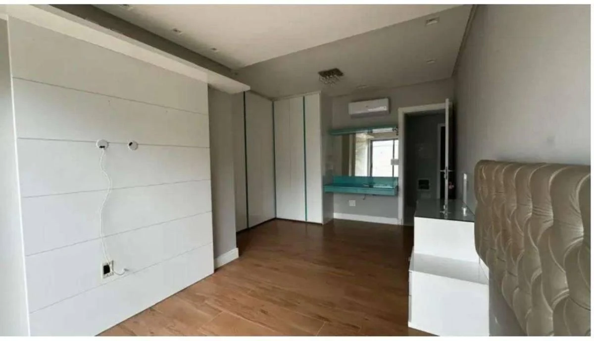 Balcony with a grill in a 3-bedroom house, 300 m² — photo 3