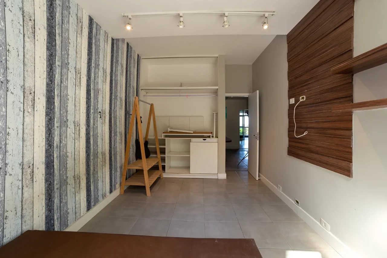 Unfurnished apartment with open-plan kitchen and 4 bedrooms — photo 9