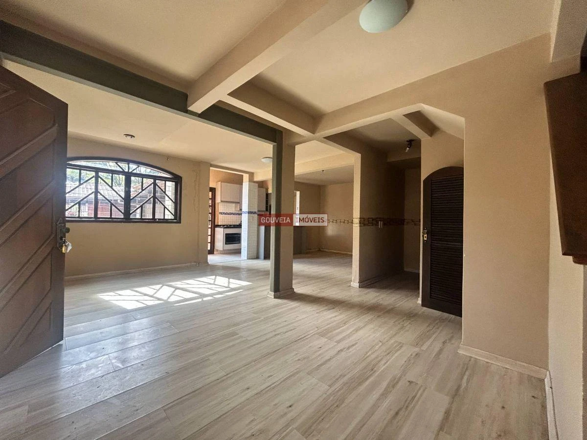 235 m² house with an en-suite and 3 parking spots