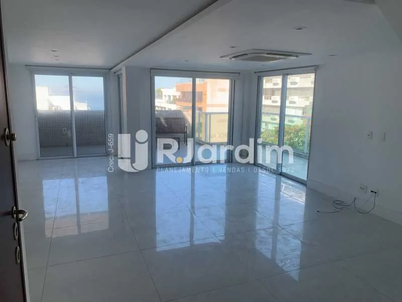 Unfurnished 3-bedroom apartment with open-plan kitchen — photo 3