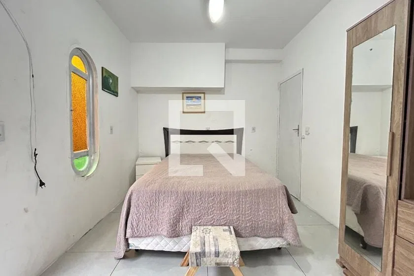 1-bedroom apartment with a glass-enclosed shower
