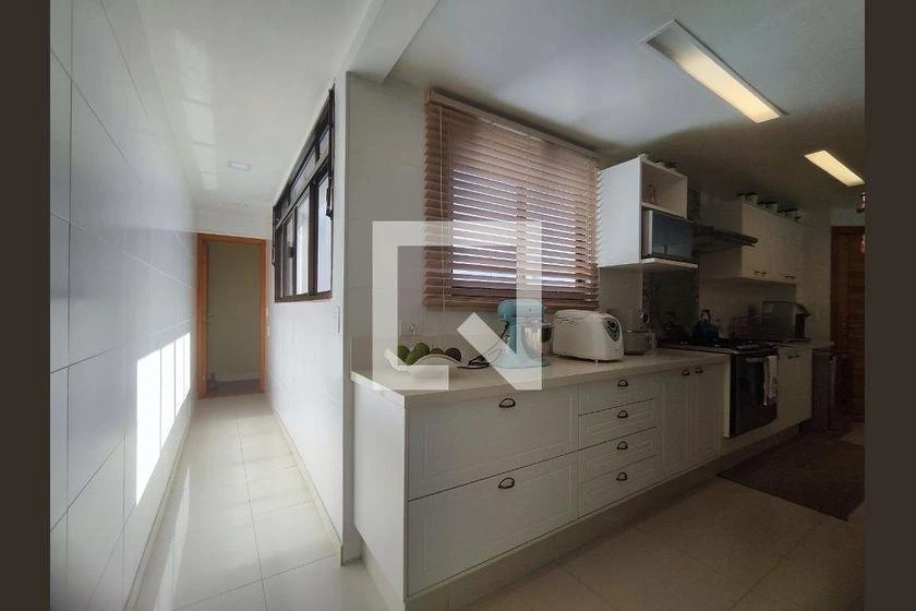 Rental apartment with 4 bedrooms, 360 m² and a balcony — photo 17
