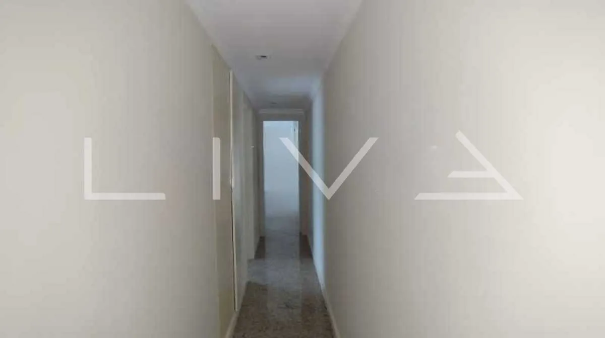 Walk-in closet in a 3-bedroom apartment, 165 m² — photo 9