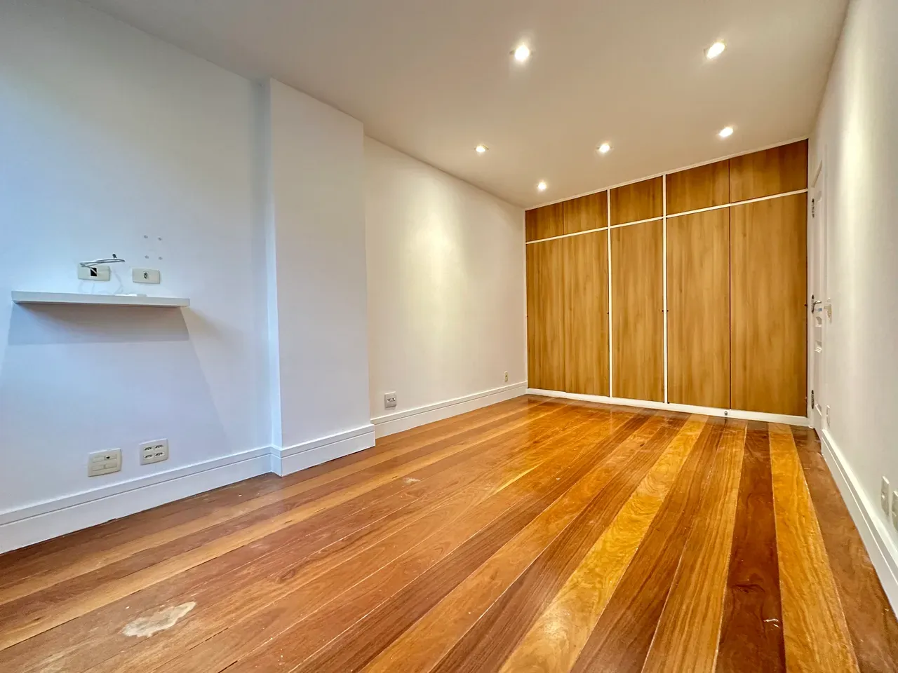 Furnished apartment, 268 m², with a water view — photo 43