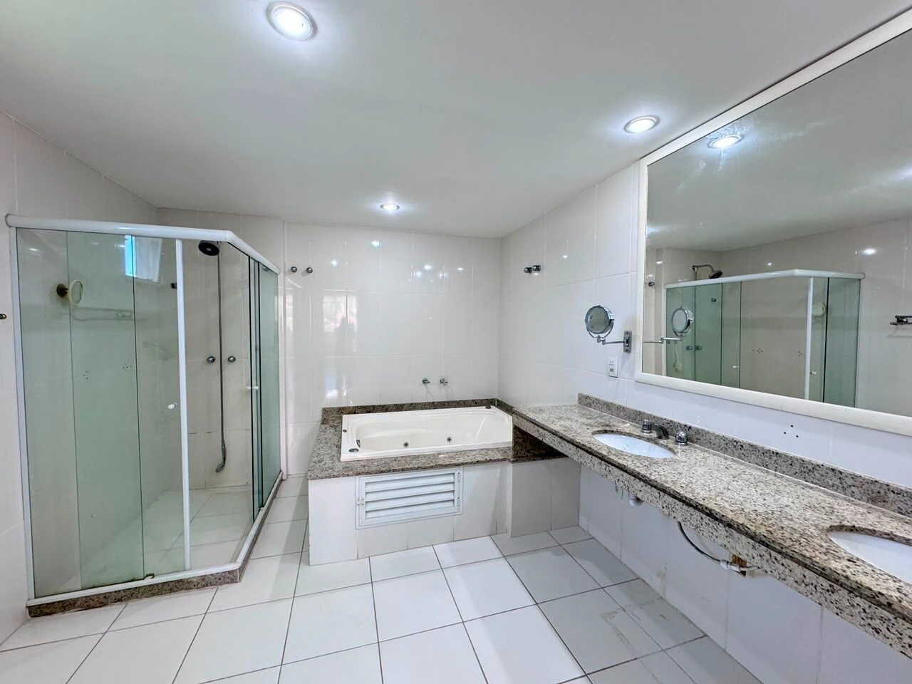 Rental house with 6 bedrooms and 246 m² — photo 24