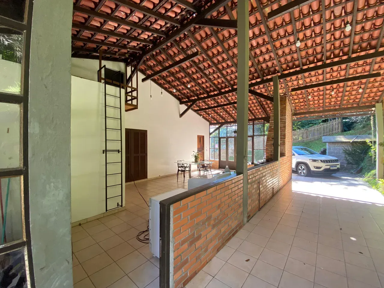 Casa mobiliada, 374 m², com vista para a água
