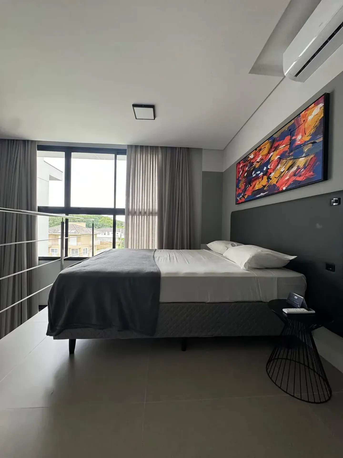 One-bedroom apartment with floor-to-ceiling windows — photo 9