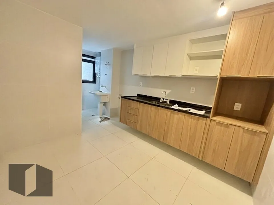 3-bedroom apartment with balcony and city view — photo 6
