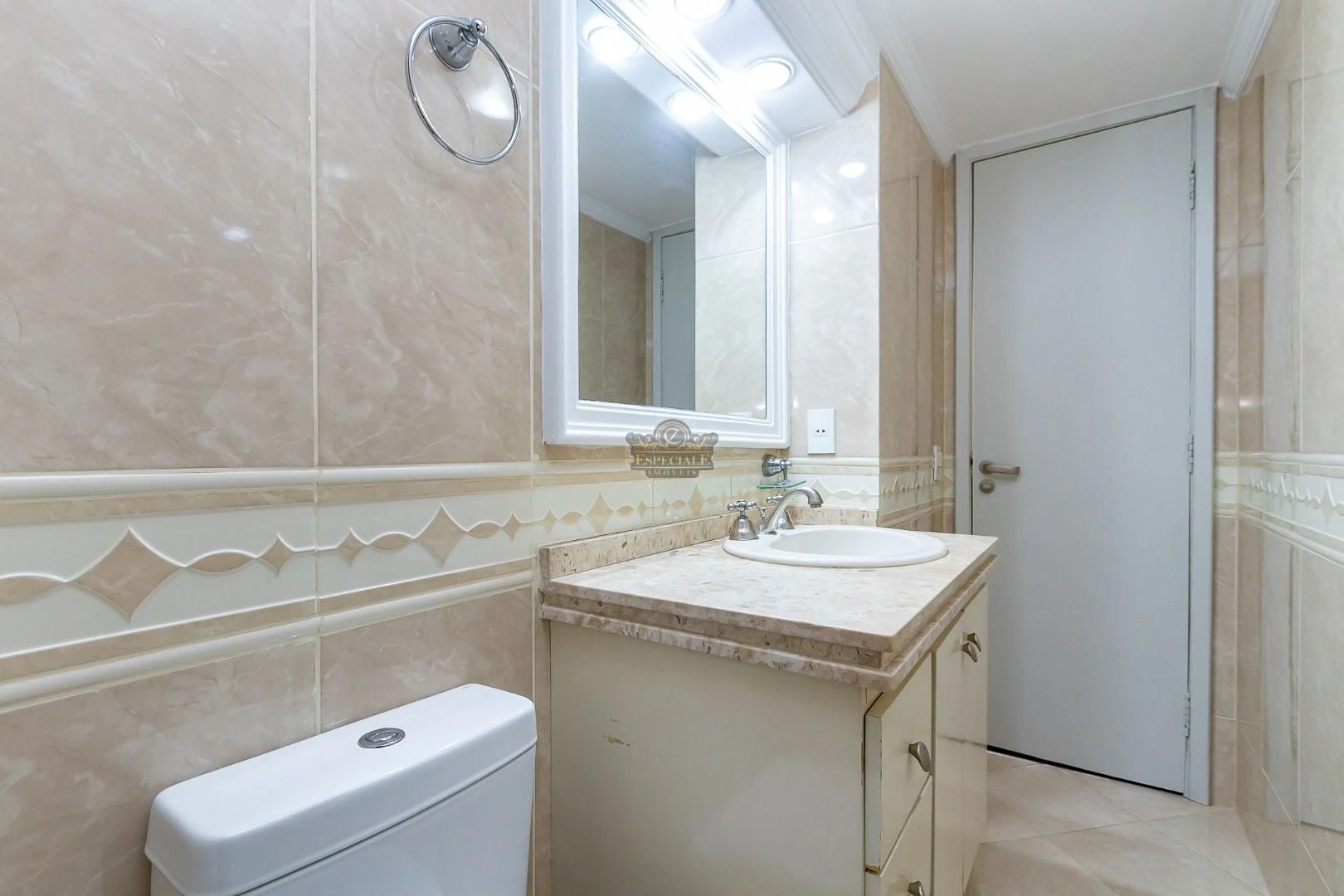 Wood or laminate floors in a 3-bedroom apartment, 86 m² — photo 9