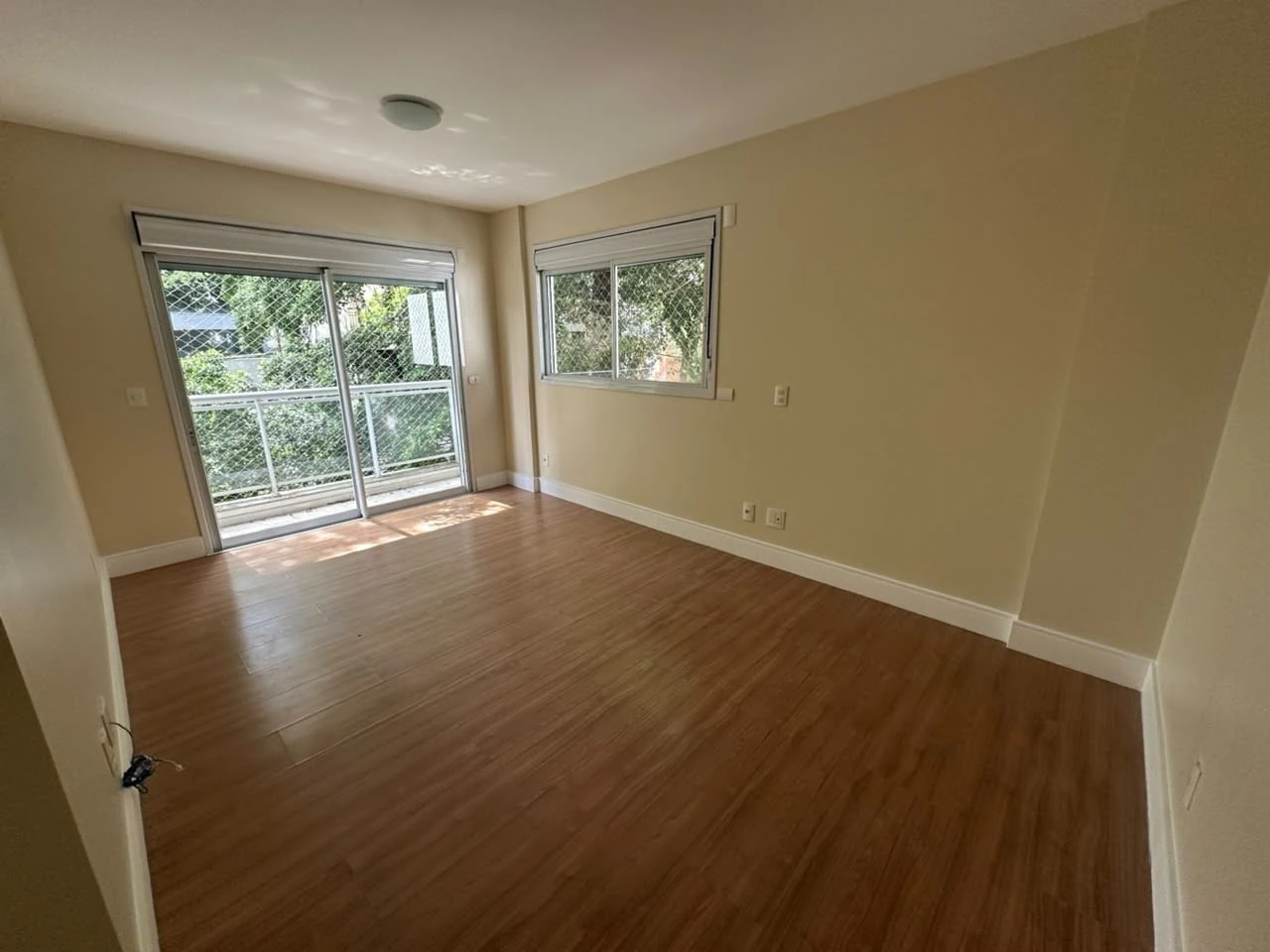 Balcony with a grill in a 4-bedroom apartment, 178 m² — photo 19