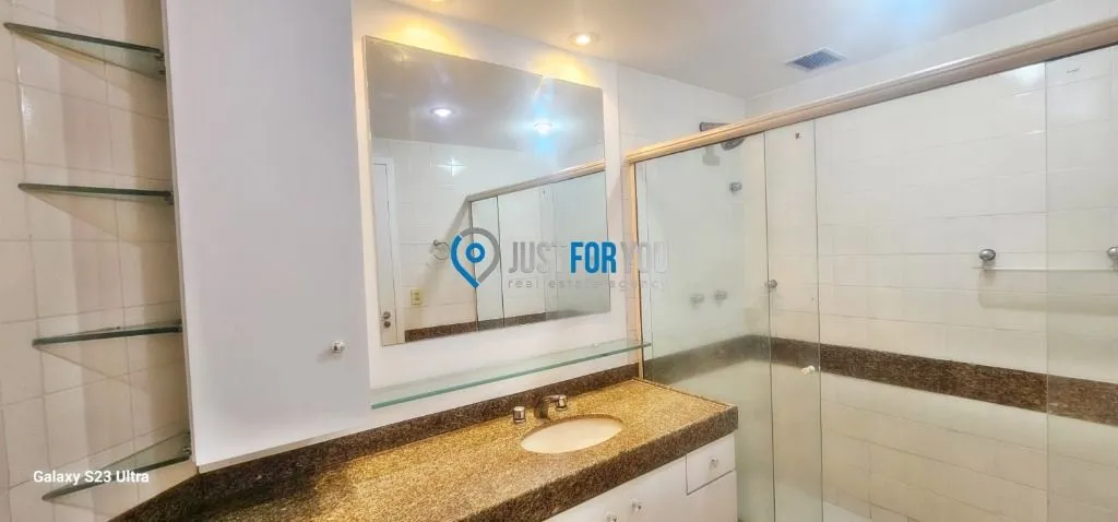 3-bedroom apartment with 4 baths and balcony — photo 25