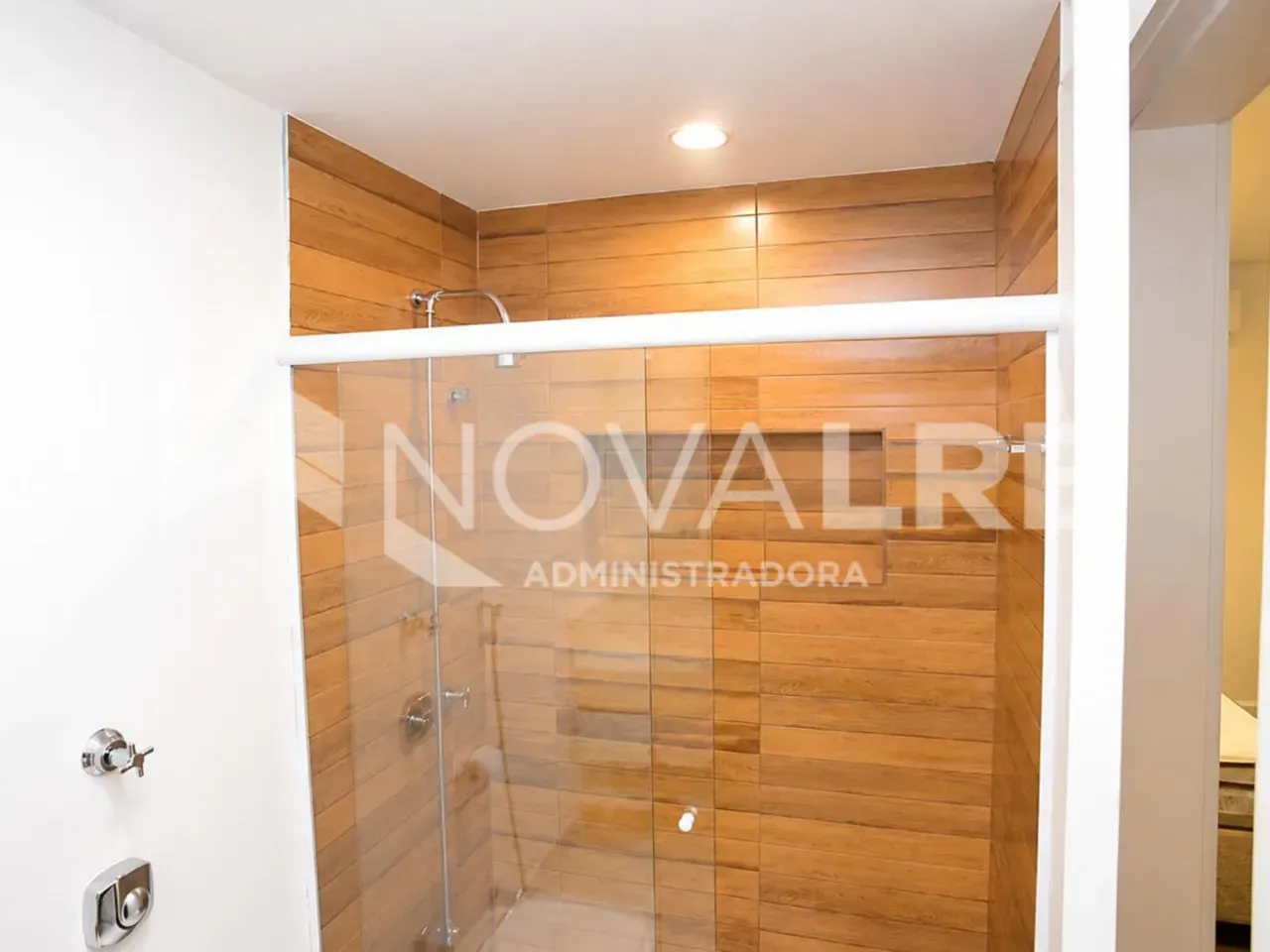 4-bedroom apartment with enclosed glass balcony — photo 52