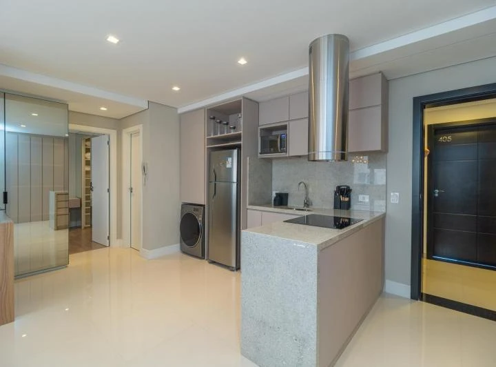Furnished 1-bedroom apartment with an open-plan kitchen — photo 2
