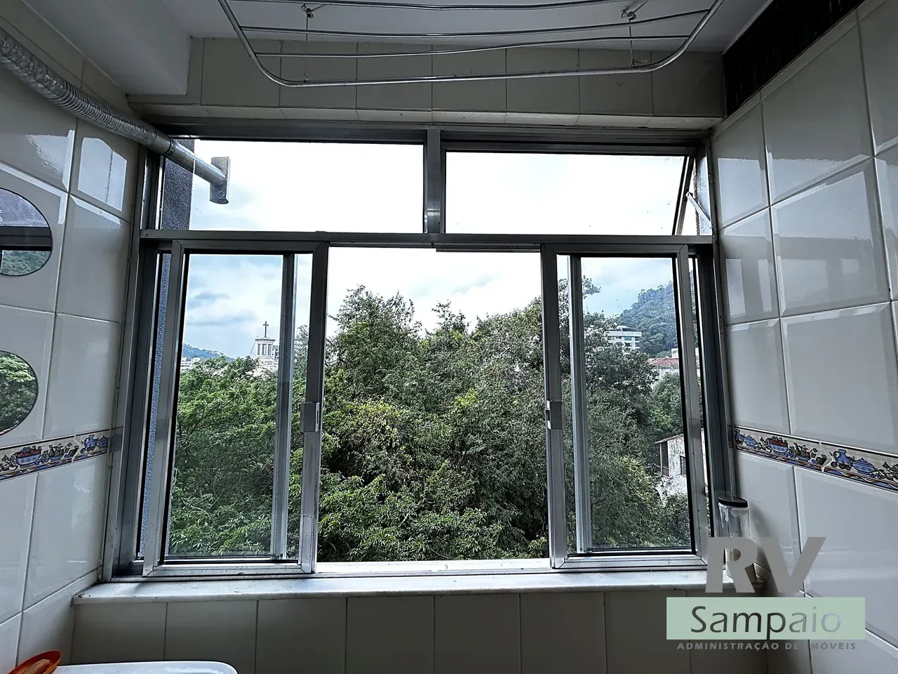 One-bedroom apartment with a mountain view in Rio de Janeiro — photo 5