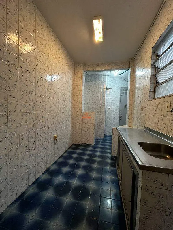 2-bedroom apartment with wood or laminate floors — photo 12