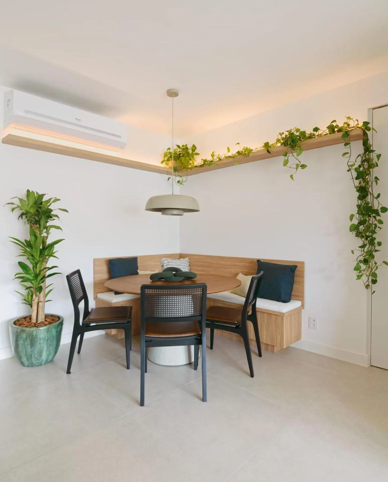 Furnished apartment, 80 m², with floor-to-ceiling windows — photo 10