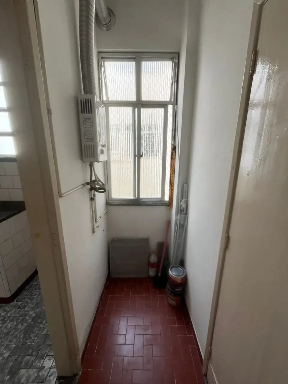 2-bedroom apartment with a glass-enclosed shower — photo 11
