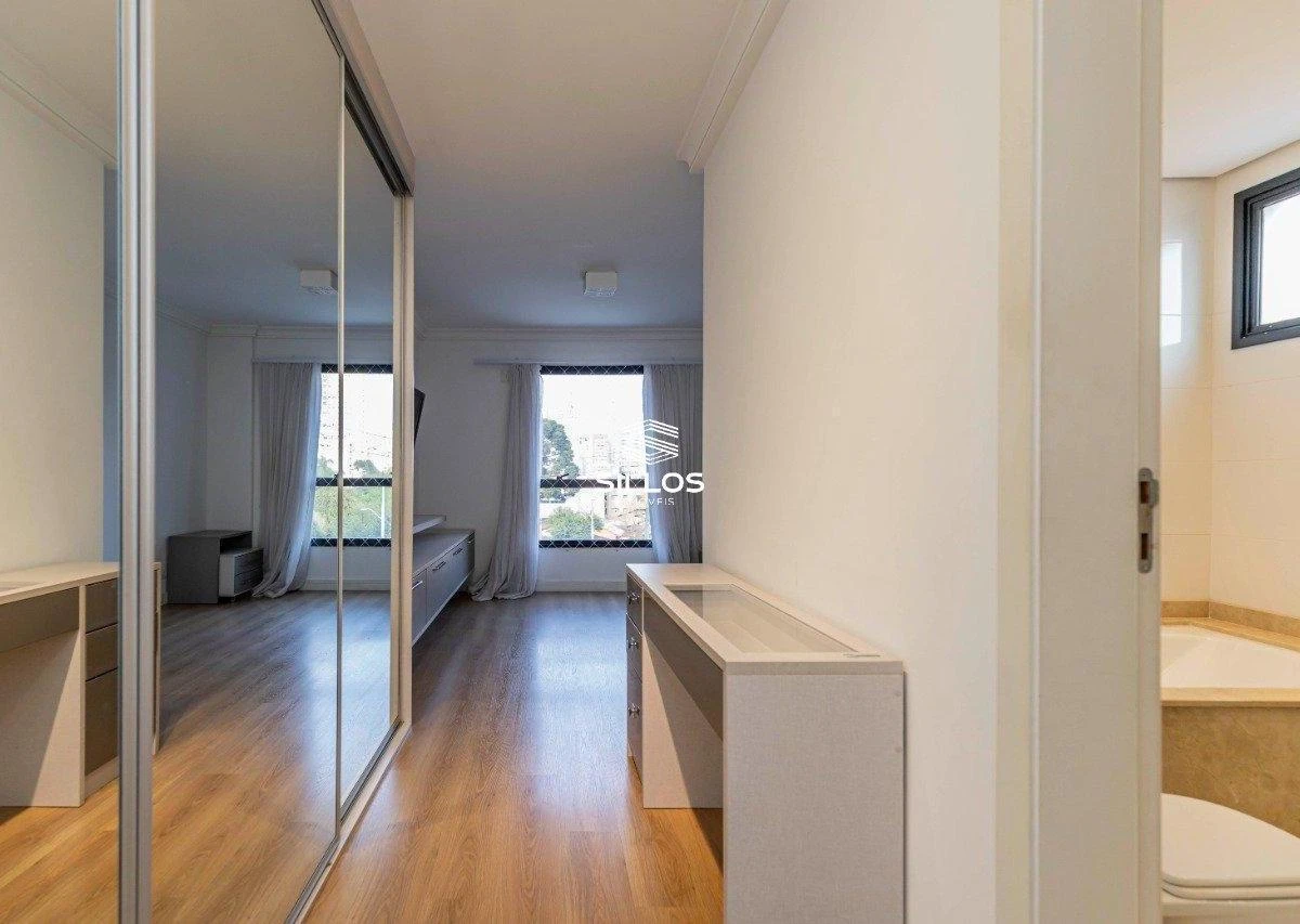 124 m² apartment with a bathtub and a walk-in closet — photo 33