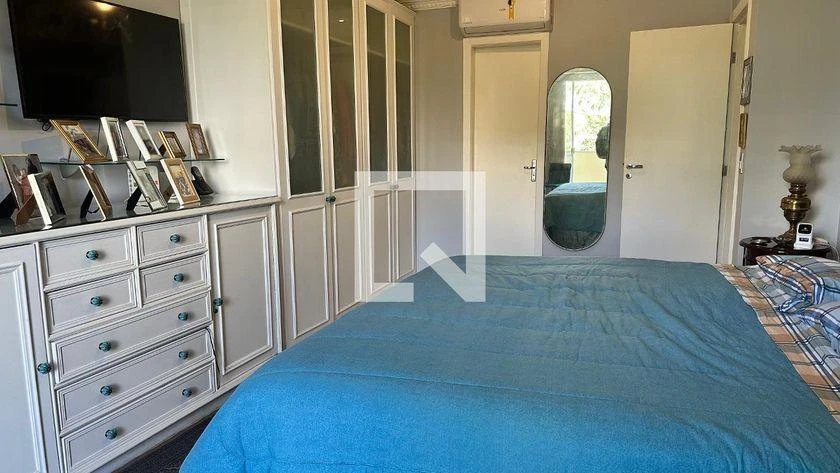 Walk-in closet in a 5-bedroom house, 250 m² — photo 9