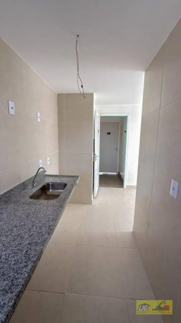 2-bedroom apartment with open-plan kitchen and gas stove — photo 4