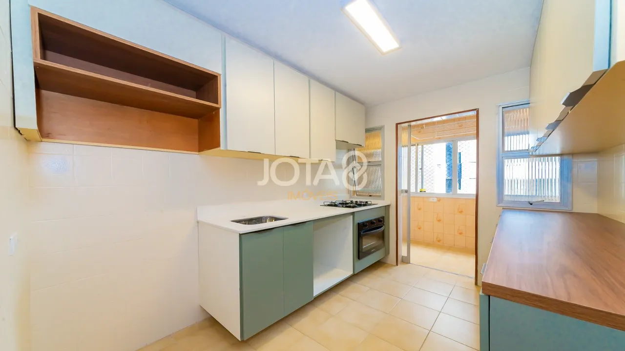 3-bedroom apartment with wood or laminate floors in Curitiba — photo 2