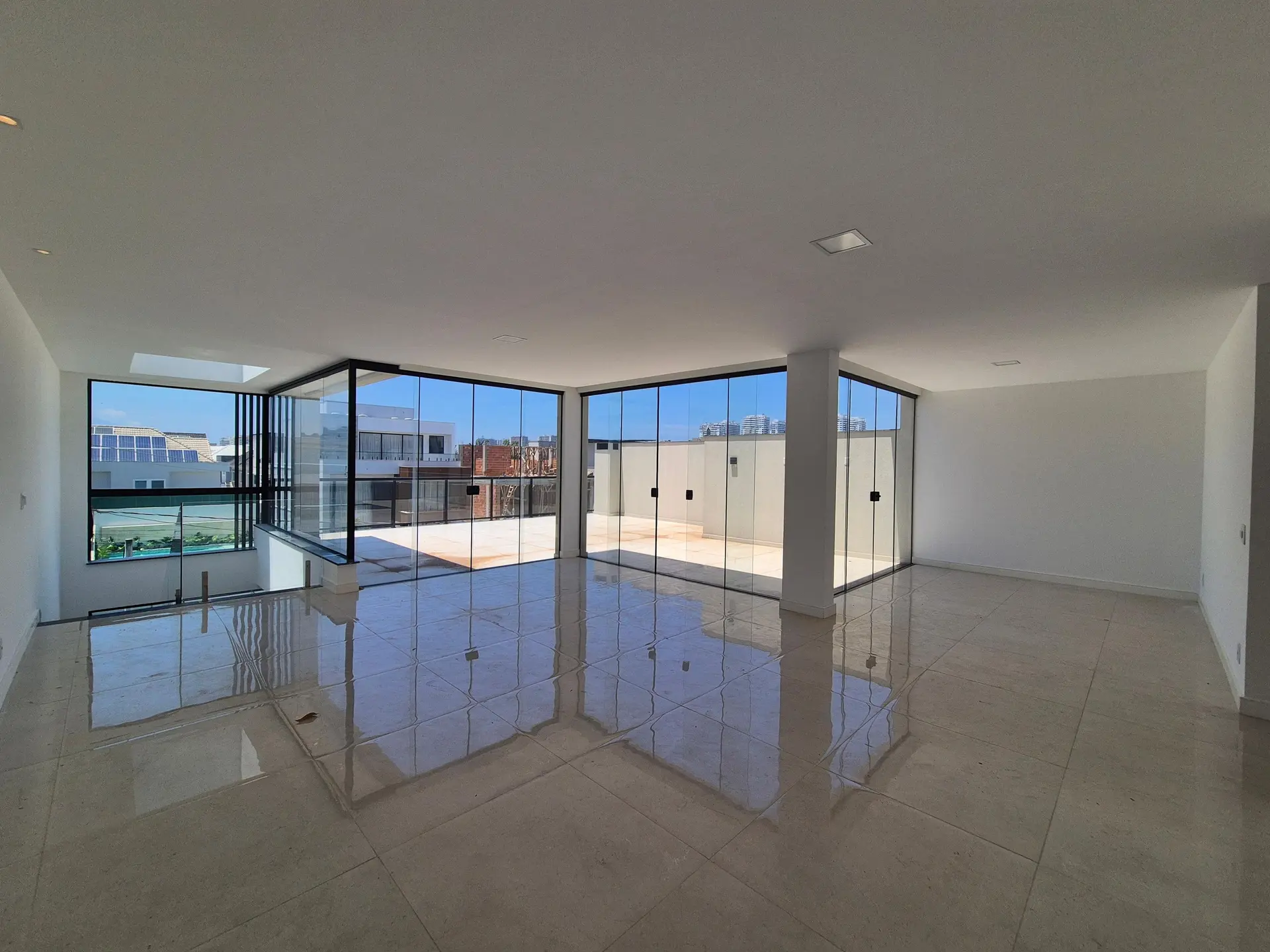 4-bedroom house with a glass-enclosed balcony — photo 23
