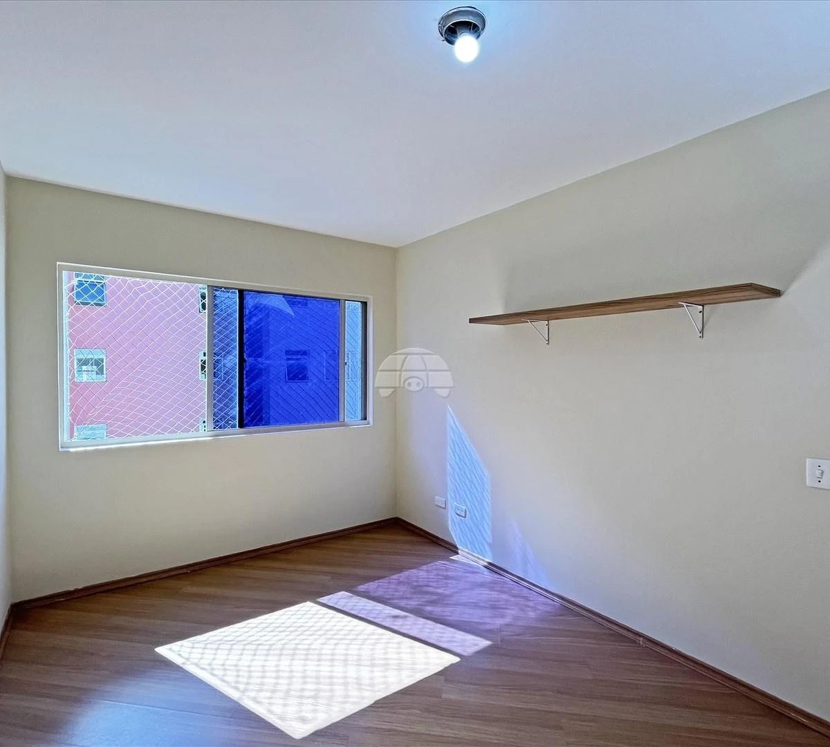 2-bedroom apartment with wood or laminate floors in Curitiba — photo 11
