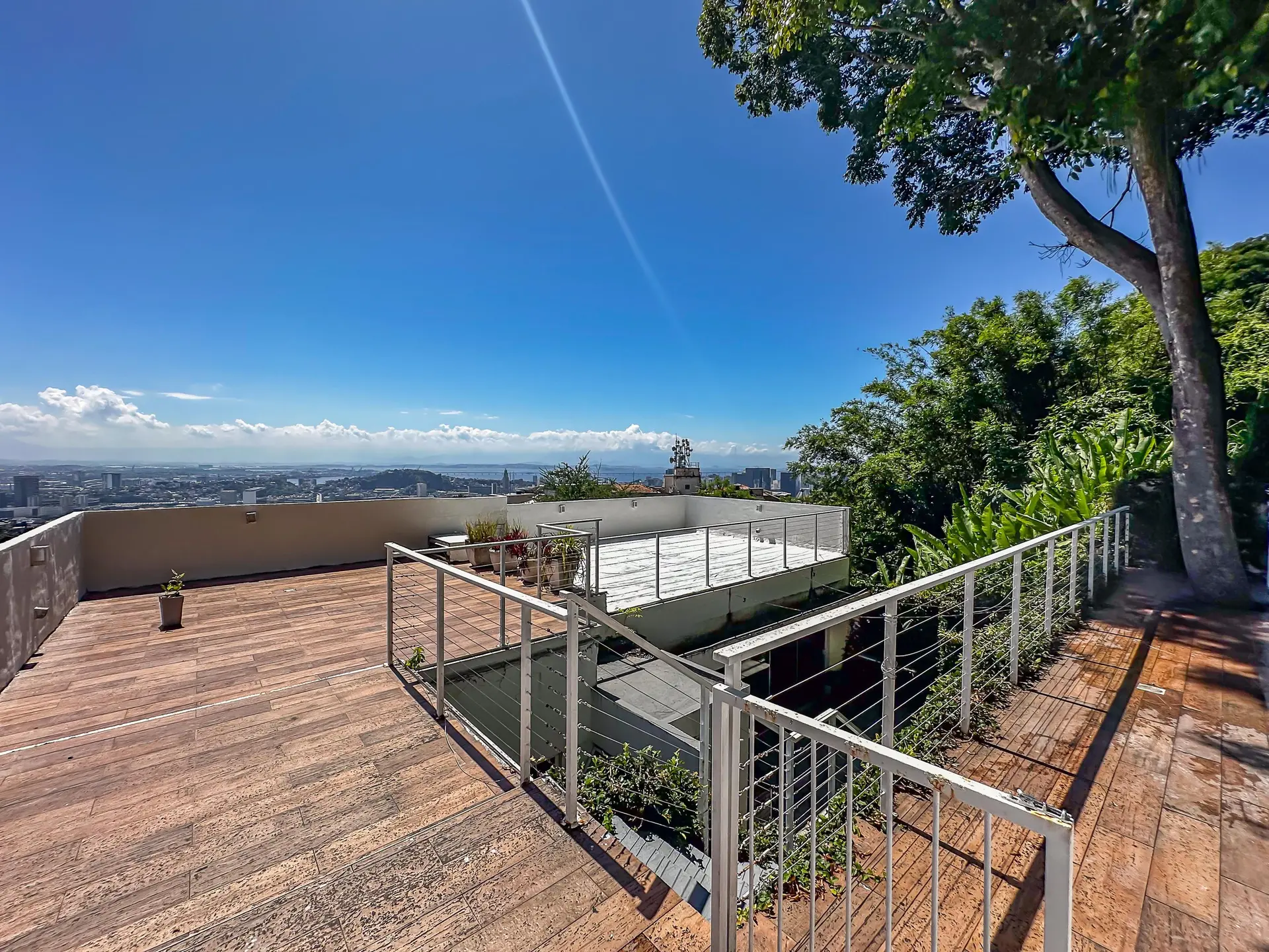 Floor-to-ceiling windows in a 4-bedroom house, 400 m² — photo 11
