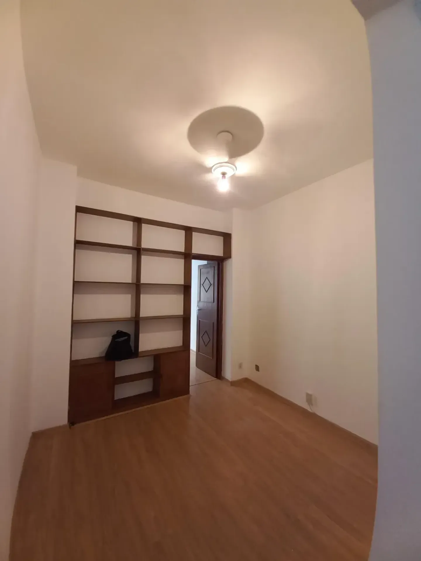 One-bedroom apartment with wood or laminate floors — photo 9