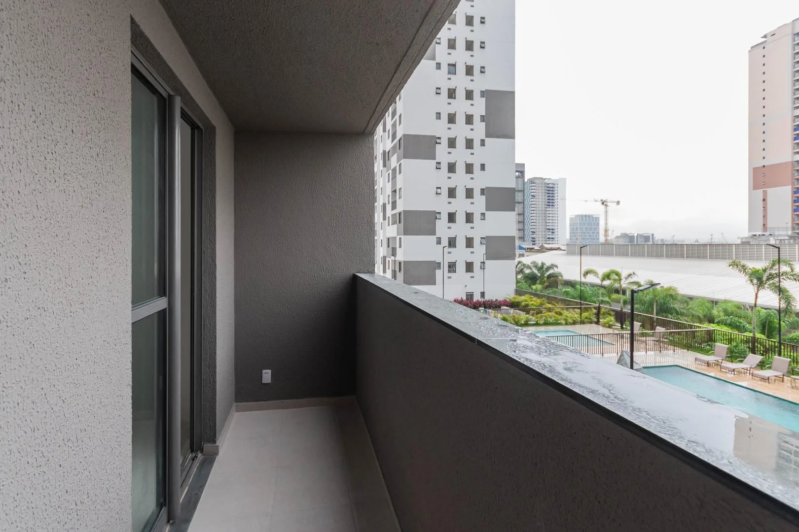 2-bedroom apartment with a suite and a glass balcony — photo 6