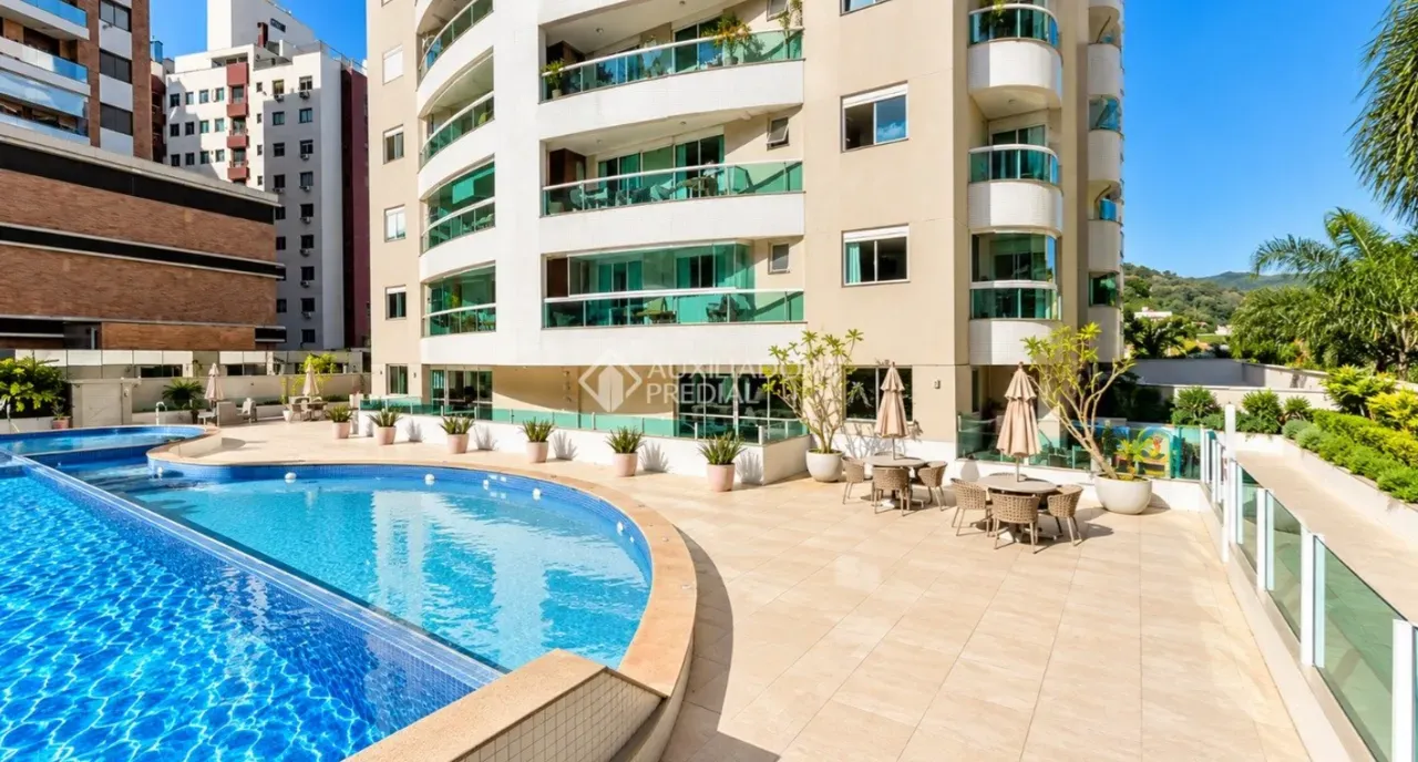 Balcony with a grill in a 4-bedroom apartment, 125 m² — photo 11