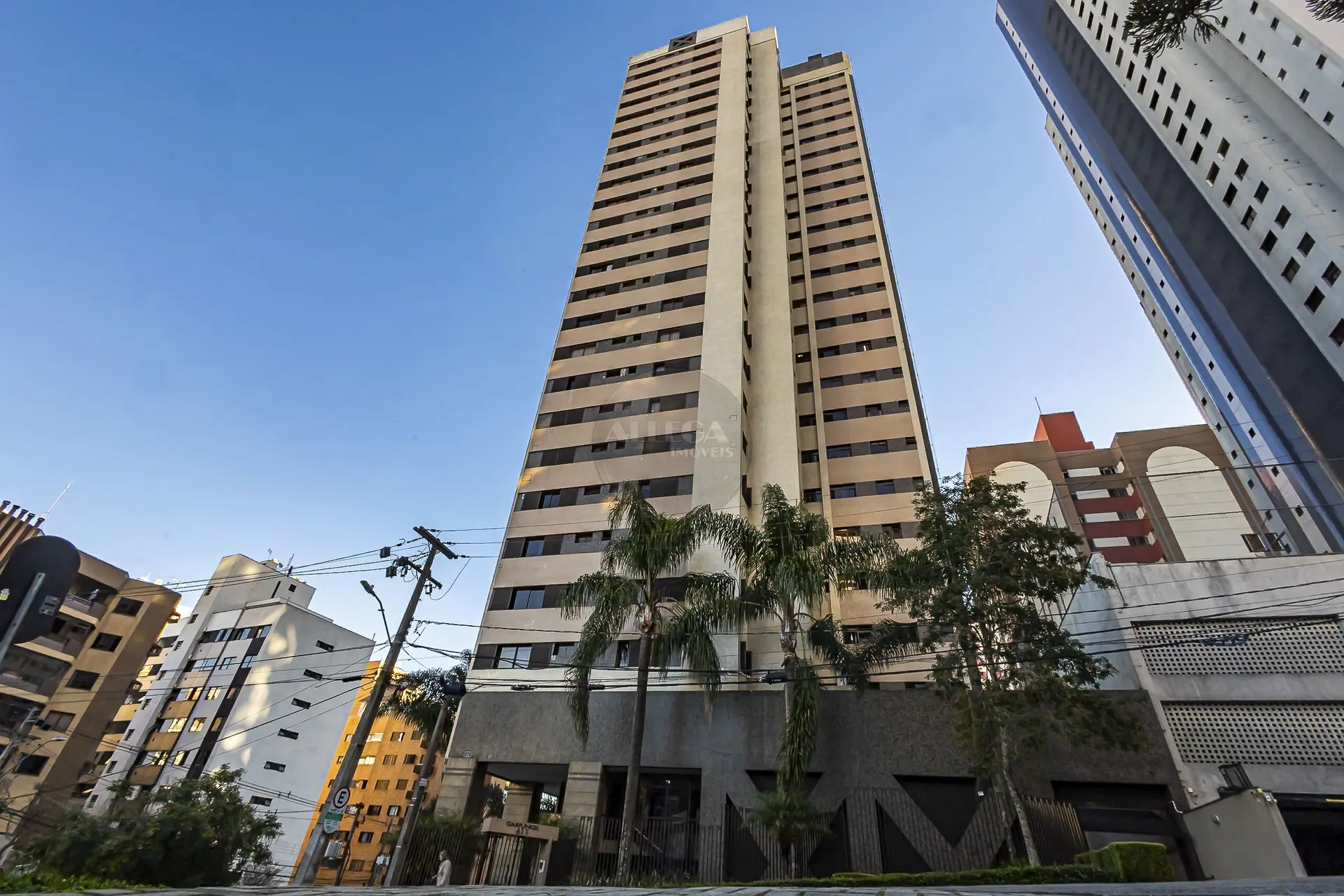 Apartamento com 4 quartos e piso de madeira na sala — photo 75