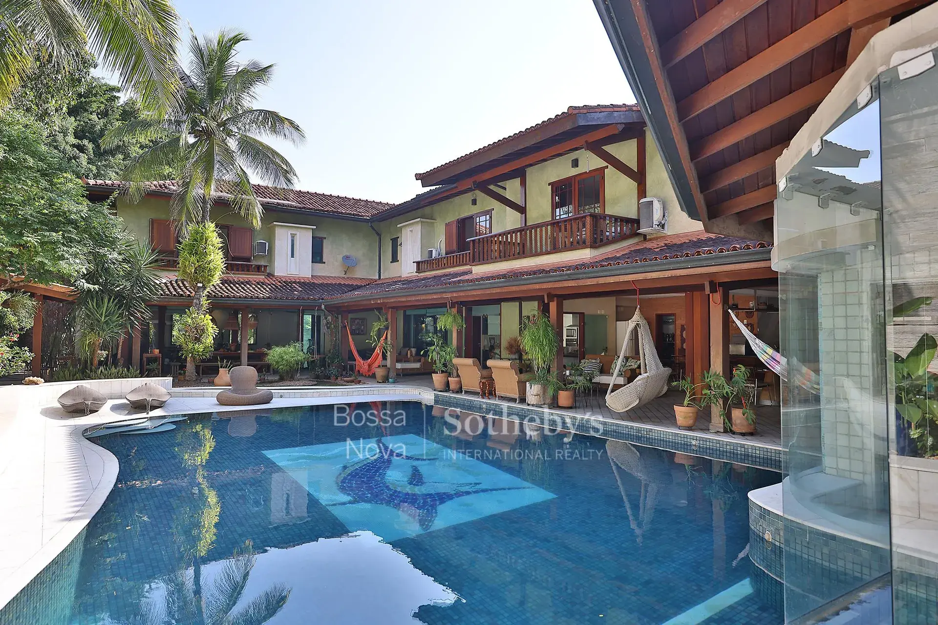 Casa 1440 m² con 6 dormitorios y cocina a gas cerrada
