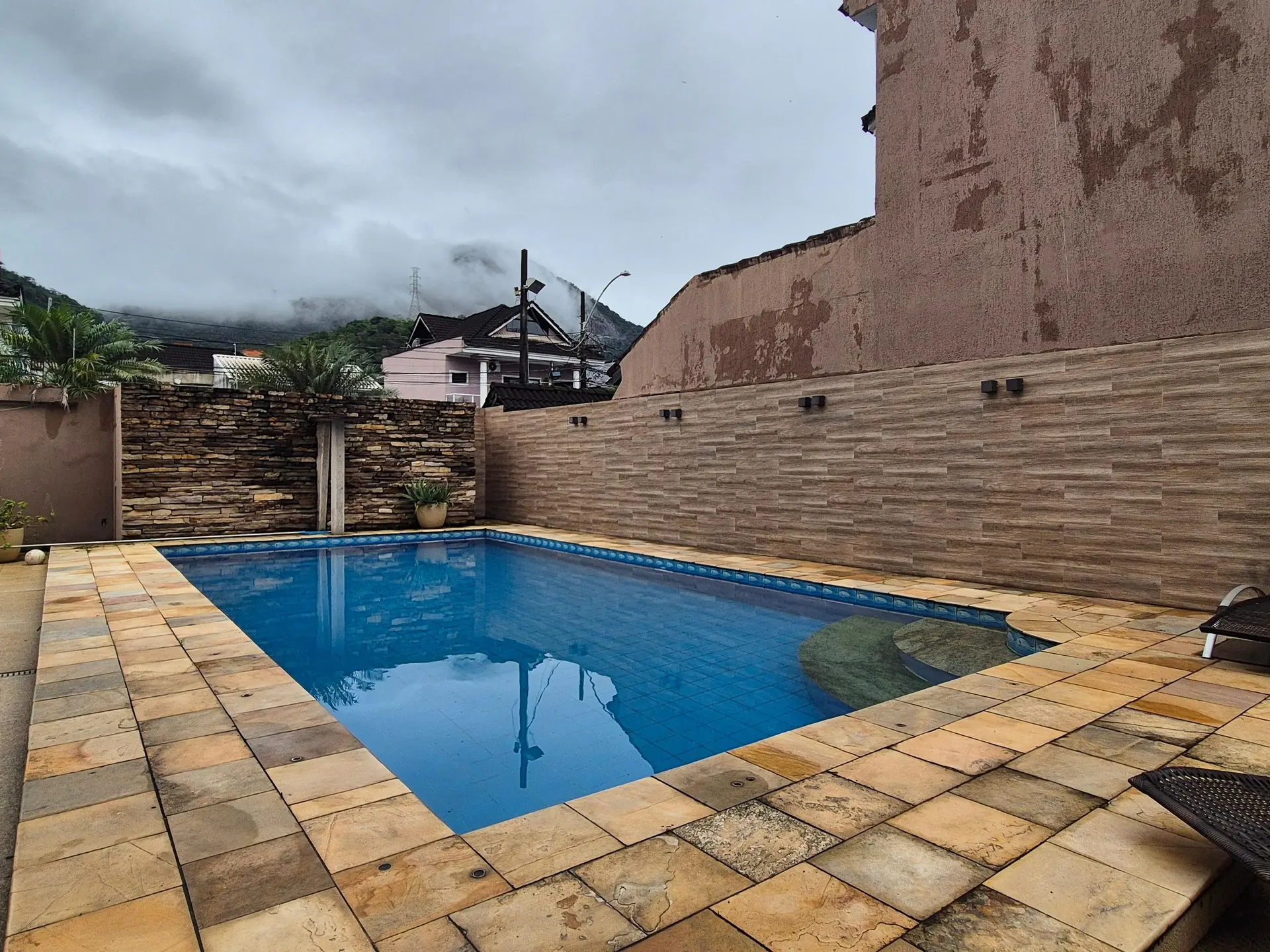 Jacuzzi in a 3-bedroom house, 400 m² — photo 12