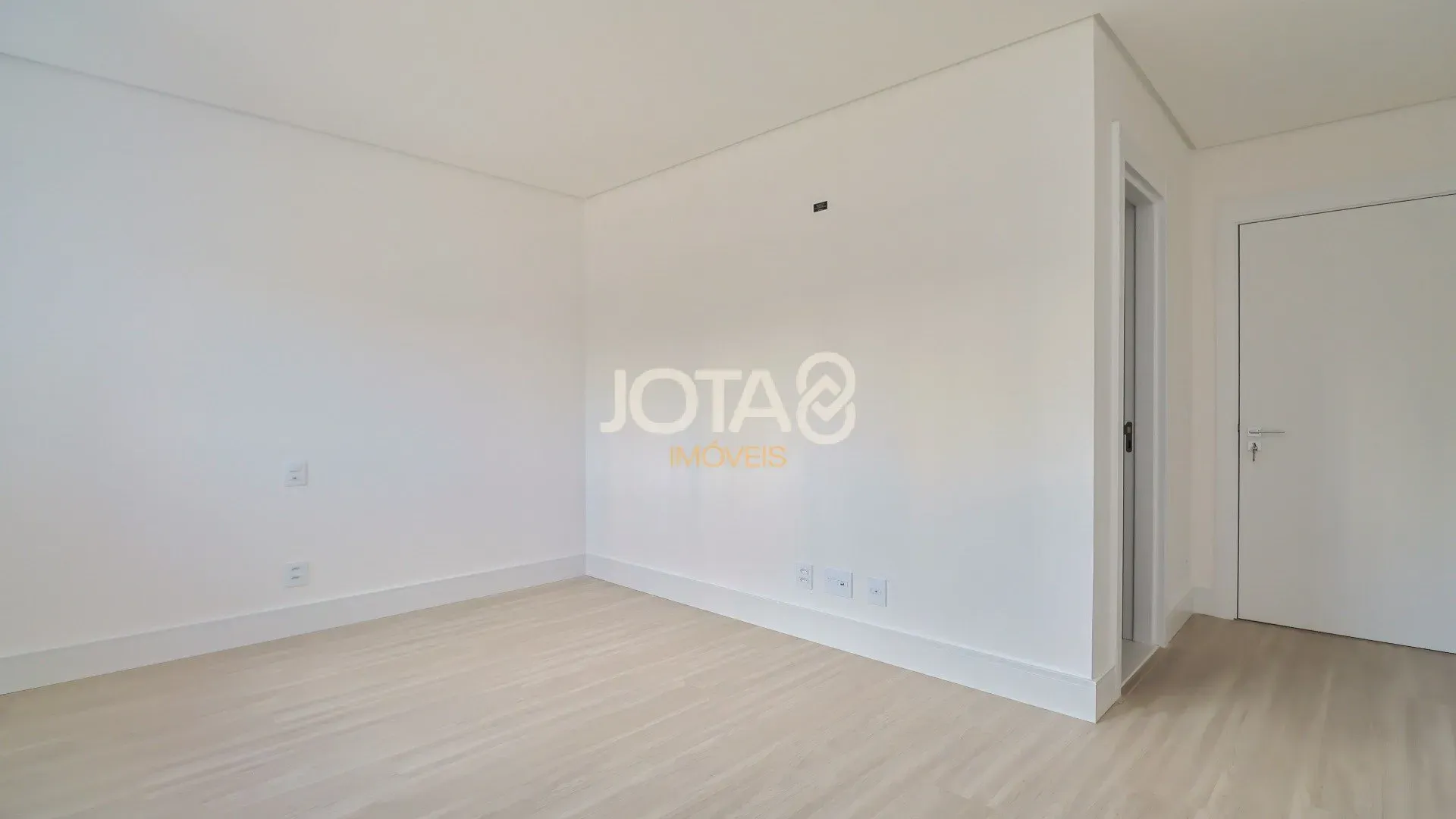 Квартира з 3 спальнями-сюїтами 193 м² і 4 паркомісця — photo 34