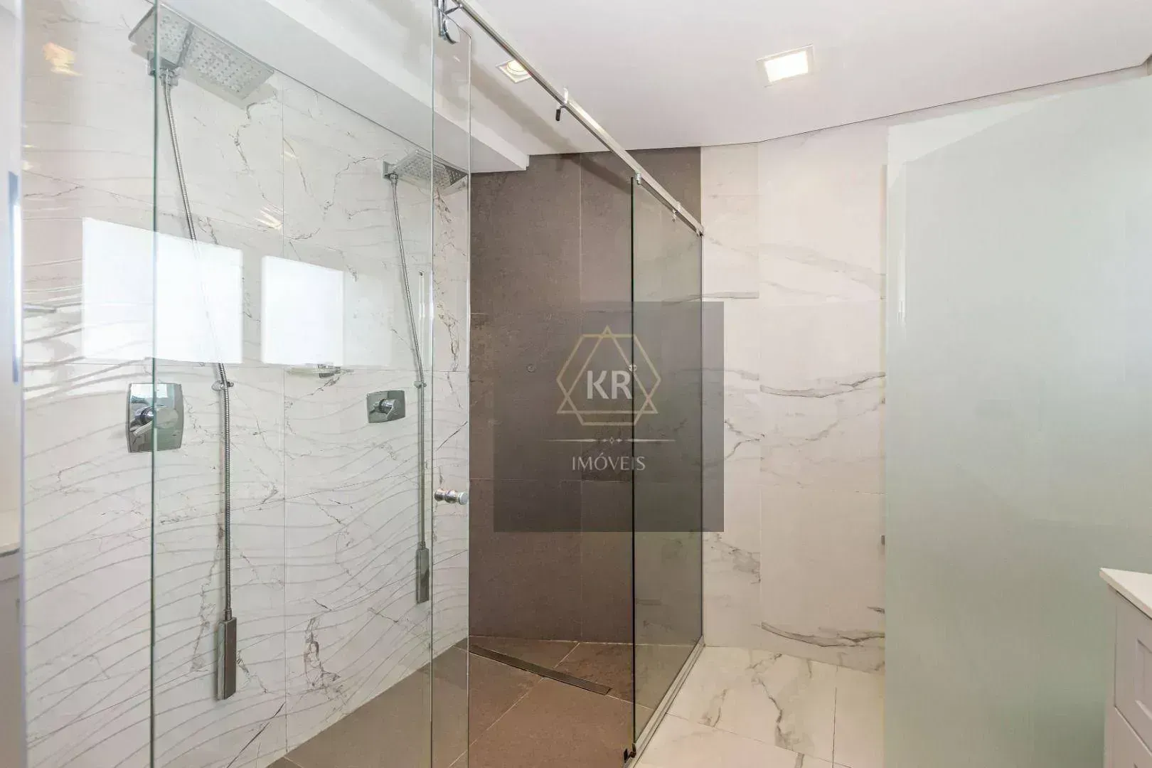 Furnished 272 m² apartment with 3 en-suites and 4 parking — photo 96