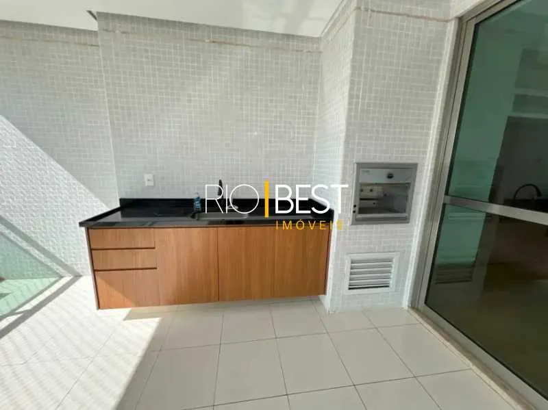 Unfurnished 4-bedroom apartment with open-plan kitchen — photo 2
