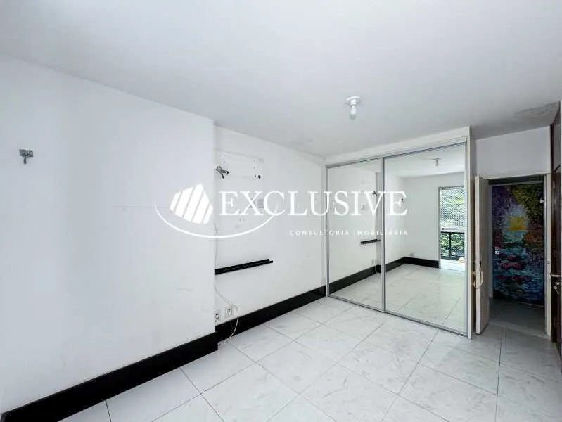 Residential apartment with 4 bedrooms and enclosed balcony — photo 25