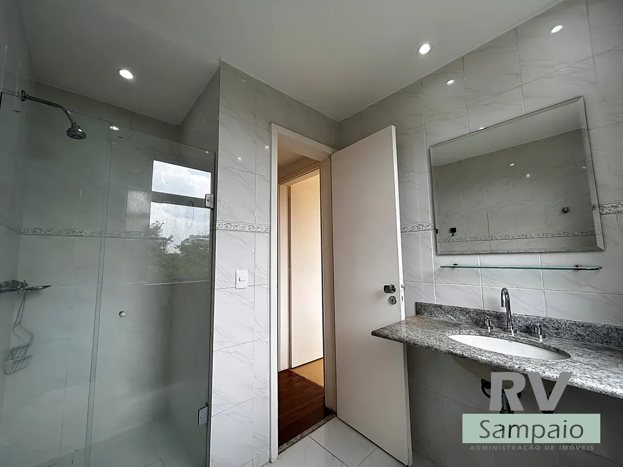 One-bedroom apartment with a mountain view in Rio de Janeiro — photo 30