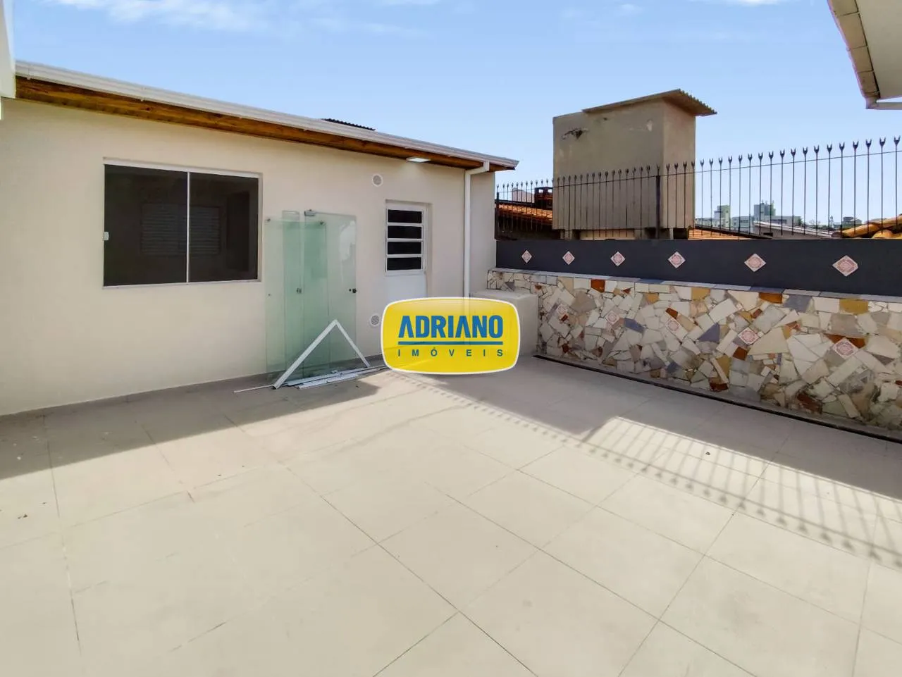 House with 5 bedrooms and a closed-off kitchen — photo 38