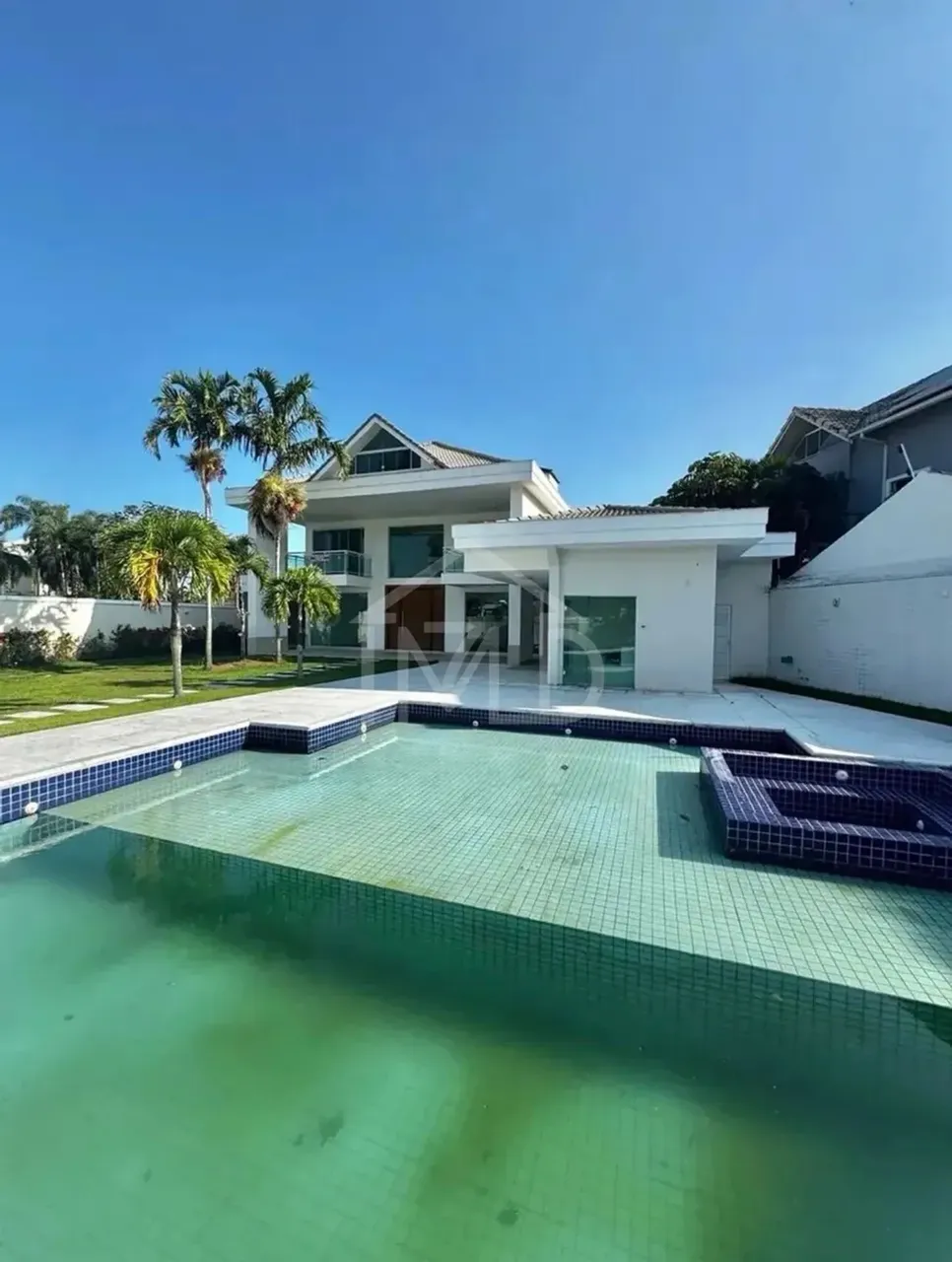 House with 5 bedrooms and floor-to-ceiling windows — photo 13