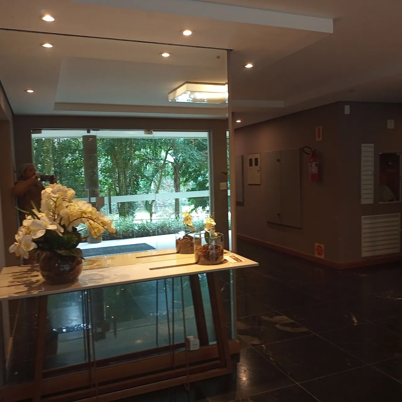 3-bedroom apartment in a building with a gym — photo 2