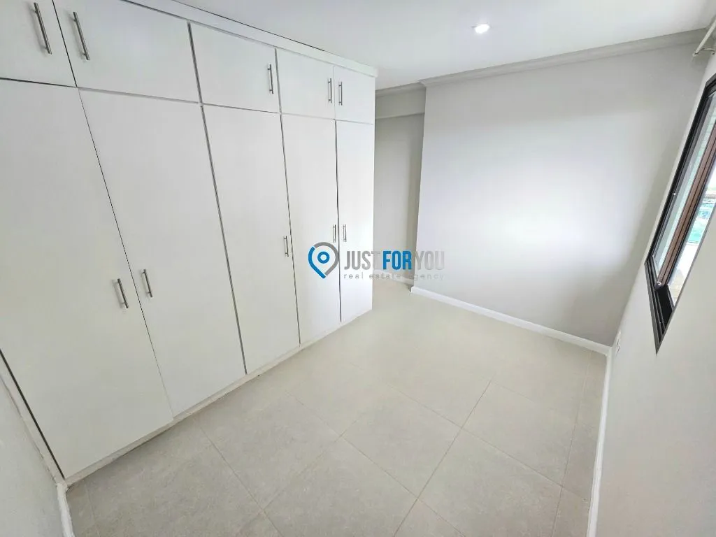 Walk-in closet in a 3-bedroom apartment, 128 m² — photo 22