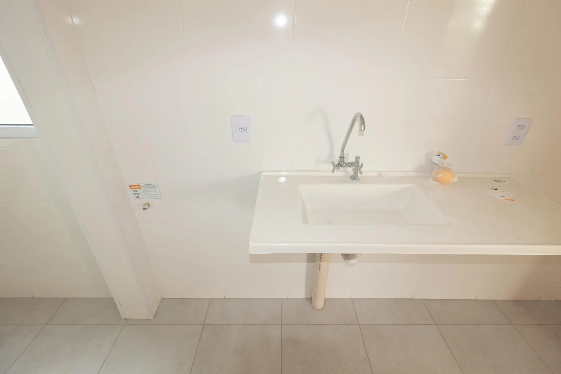 Unfurnished apartment with 2 bedrooms and laundry area — photo 48