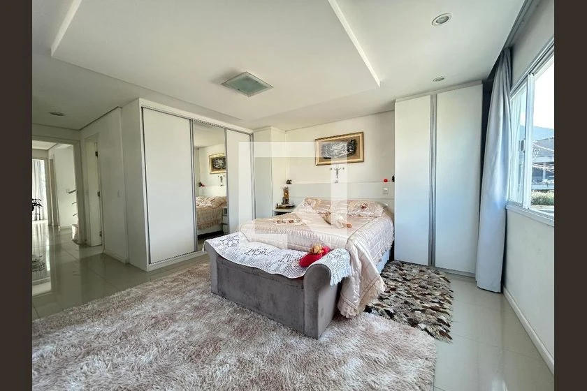 House with 5 bedrooms and 2 en-suite bathrooms plus garden — photo 2